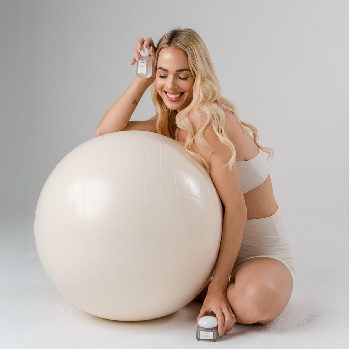 La PIEL Citrus Glow Prirodni Dezodorans I Detox Maska Za Pazuhe U Rukama Zene U Sportskoj Kombinaciji